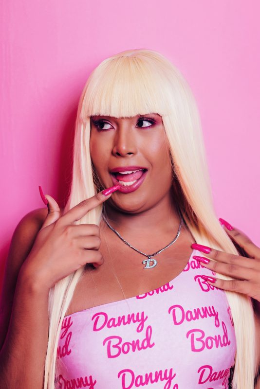 “barbie” Danny Bond Se Inspira Em Visual De Nicki Minaj Para Novo Single